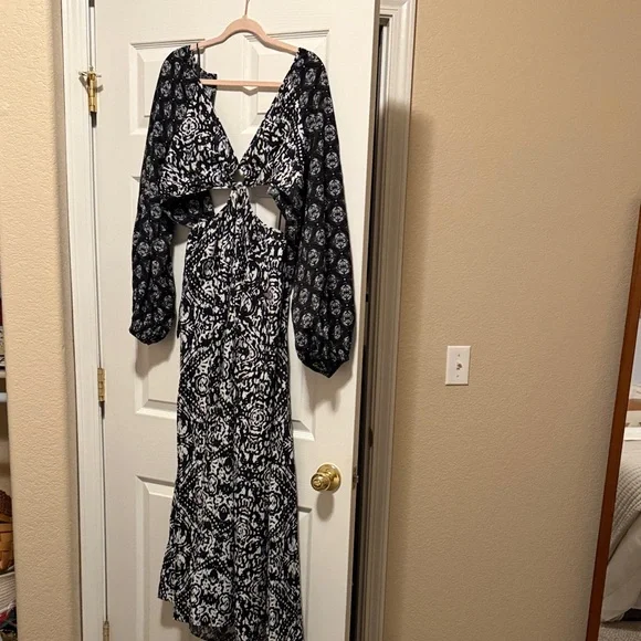 Abercrombie & Fitch Long Sleeve Plunge Cutout Maxi Dress - Picture 5 of 5
